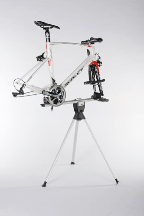   Bei Thule werden Seitenstreben und Standrahmen zum Montageständer.