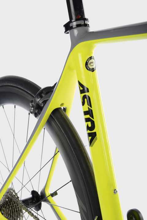   The strong colour change between yellow and grey emphasises the frame shape of the Basso Astra.