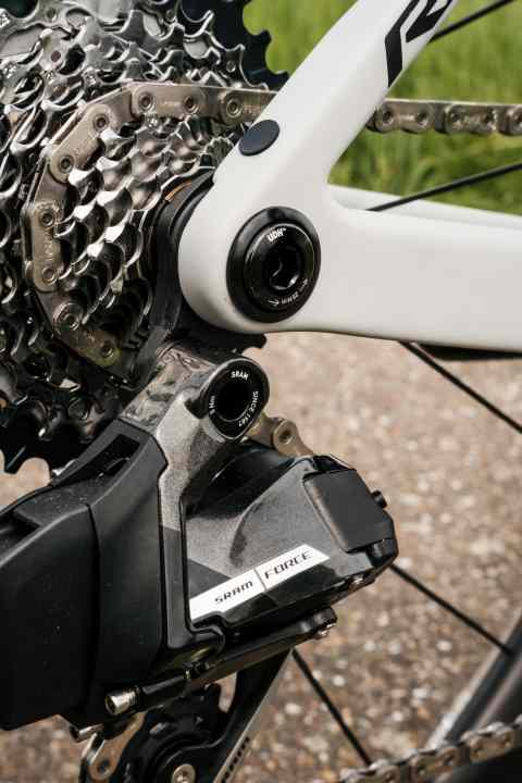 La patte de dérailleur au standard UDH se glisse directement sur l'axe de roue.