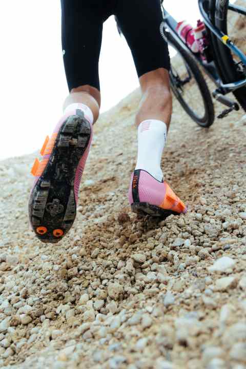 The X1 full carbon sole is extremely stiff. Cleats and rubber coating increase grip when walking off-road.