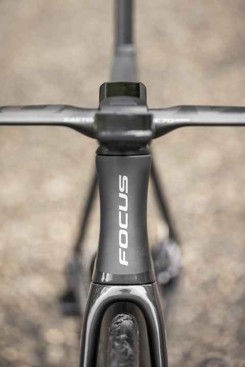 Aero-Tuning: Das konkave Steuerrohr und der flache Carbonlenker sollen maßgeblich die Aero-Leistung verbessern. Im Vergleich zum Vorgänger soll das neue Izalco Max 6,6 Watt schneller sein.