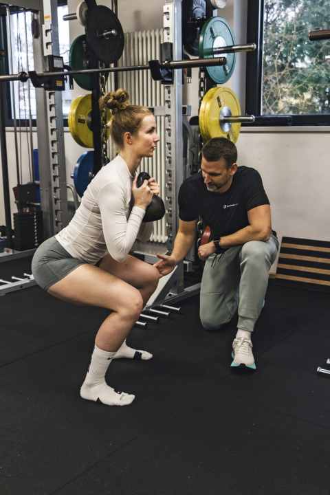 Exercice de fitness : flexion des genoux avec poids supplémentaire
