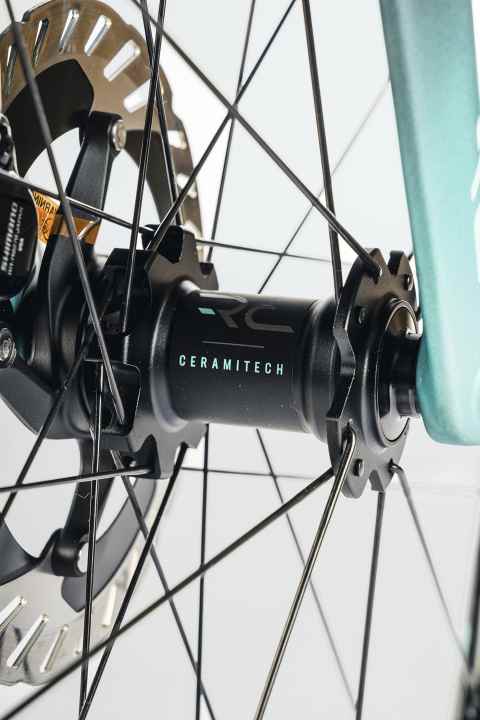 Light: The Bianchi is the lightest bike in the test. The wheels with ceramic bearings in particular set it apart from the competition.