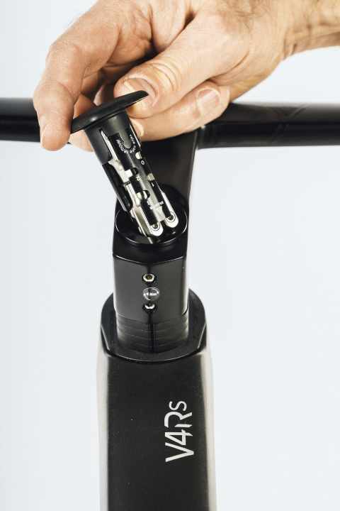 Praktisch: Am Testrad von Colnago lässt sich das Mini-Tool im Steuerrohr verstauen. Tadej Pogacar verzichtet natürlich auf das kleine Werkzeug, der Superstar fährt ein anderes Lenkermodell.