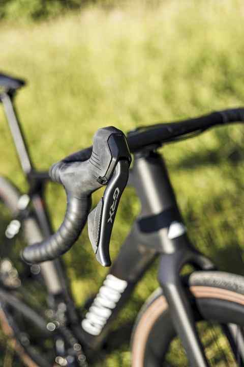 Grande surface d'appui, bonne tenue : les leviers GRX de Shimano sont conçus pour le vélo tout-terrain.