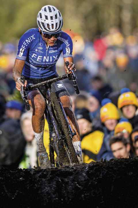 Un retour en force ? Ceylin del Carmen Alvarado, championne du monde 2020, reprend du poil de la bête en cross