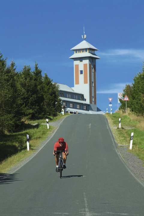 Wahrzeichen - Der 1.215 Meter hohe Fichtelberg markiert den höchsten Punkt im Erzgebirge auf deutscher Seite