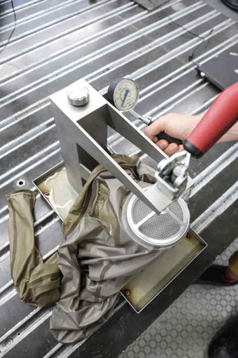 Der Suter-Test ist eine vergleichsweise einfache Möglichkeit, die Wasserdichtigkeit von Material und Nähten zu überprüfen