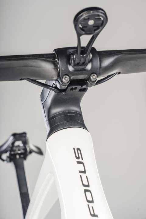 Uncomplicated - Clamped handlebars and partially integrated cables leave room for manoeuvre in the riding position