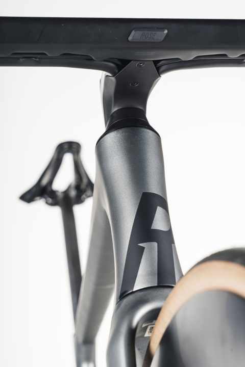 Idea and reality: The brake lines are not routed internally, but still have to be cut to length to adjust their position