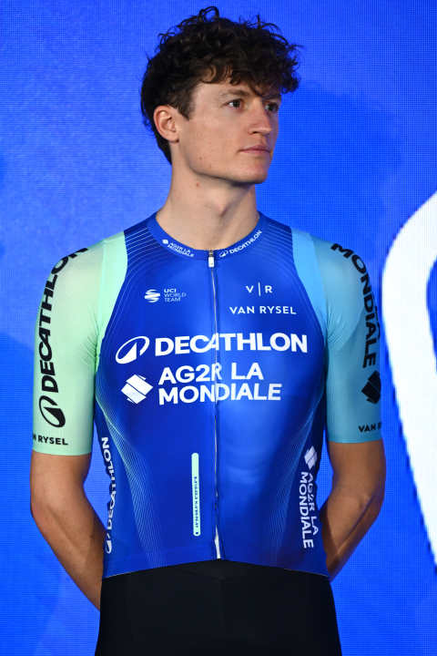 Felix Gall avec le nouveau maillot de Decathlon AG2R La Mondiale