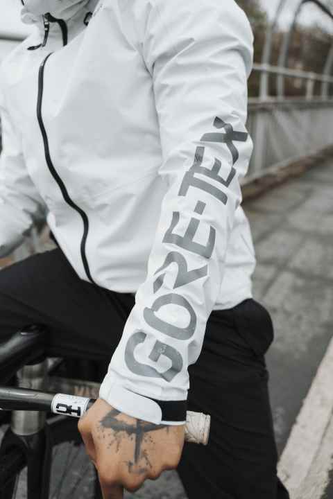 Die Ärmelbündchen lassen sich mit Klettverschluss verstellen.