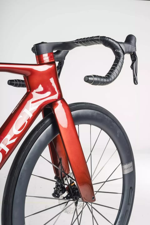 Consistent: the frame, fork and handlebars are uncompromisingly aerodynamically shaped.
