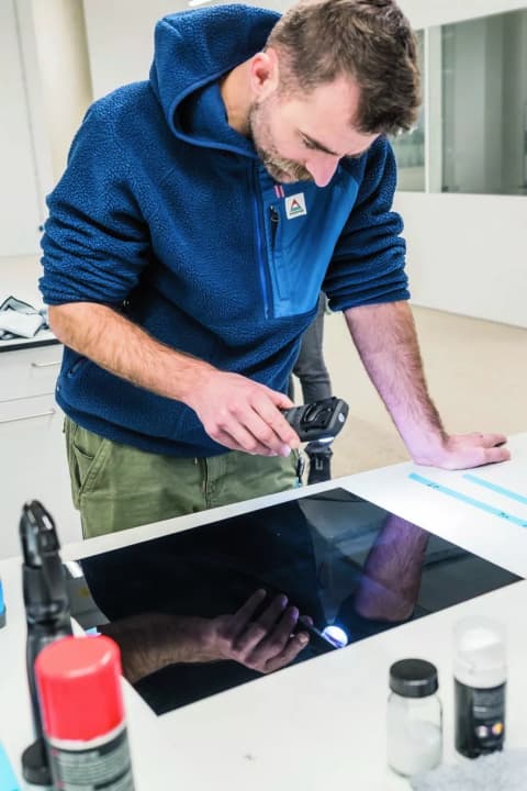 After polishing, the result is visually assessed from various angles using a test lamp, in addition to other tests.