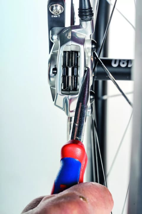 Le démontage des plaquettes de frein est facile avec les bons outils.