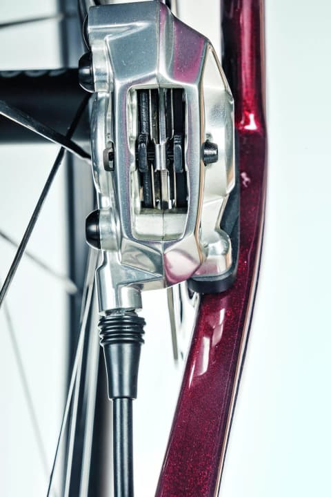 The brake system is optimally adjusted if there is an equally large light gap to the brake pads on the left and right of the disc.