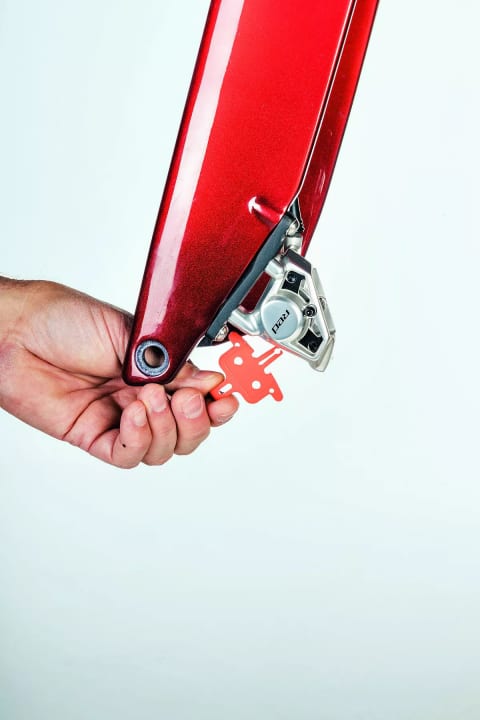 When the brake pads are removed, a suitable transport lock should be placed between the brake pistons.