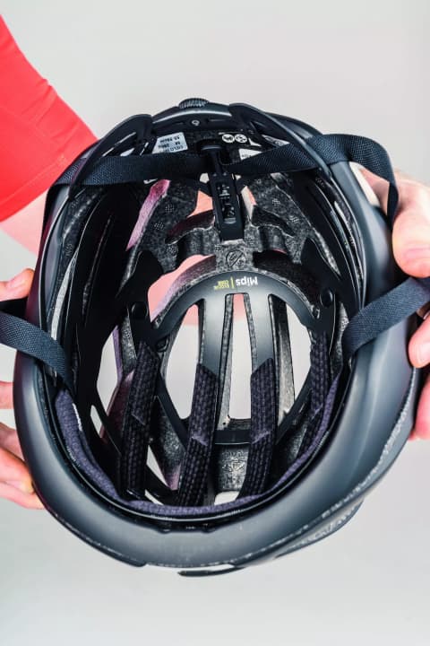 Das Evolve Core von Mips ­ im Giro Cielo ist dünn und ­ im hinteren Bereich unge­polstert, was sich auf blanker und verschwitzter Kopfhaut unkomfortabel anfühlen kann.