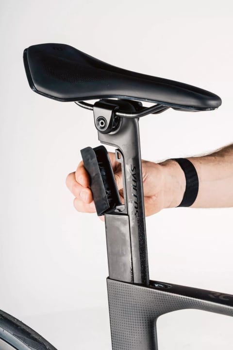 Bien pensé, bien pensé : Un feu arrière peut être installé dans l'évidement de la tige de selle.