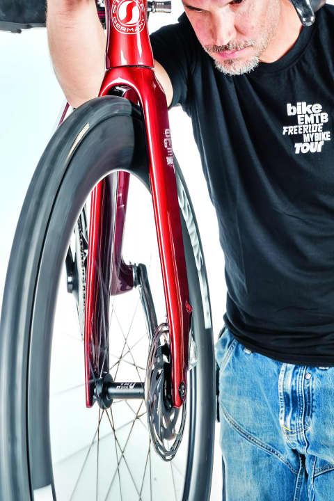 Visual inspection: Is there anything noticeable on the disc brake?