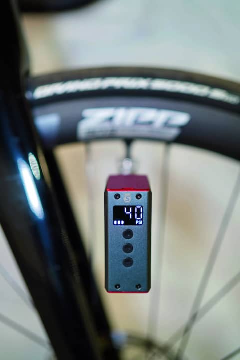 Lors du test pratique, le nouveau mini-compresseur Silca Elettrico Ultimate gonfle quatre pneus gravel de 45 millimètres de large à 2,5 bars et deux pneus vélo de route de 28 millimètres plus fins à six bars avec une seule charge de batterie.