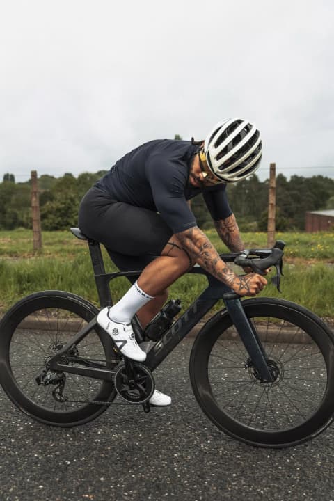 Le cuissard à bretelles Ultimate de Gorewear : conçu pour les longues heures passées sur la selle, où un grand confort est nécessaire.