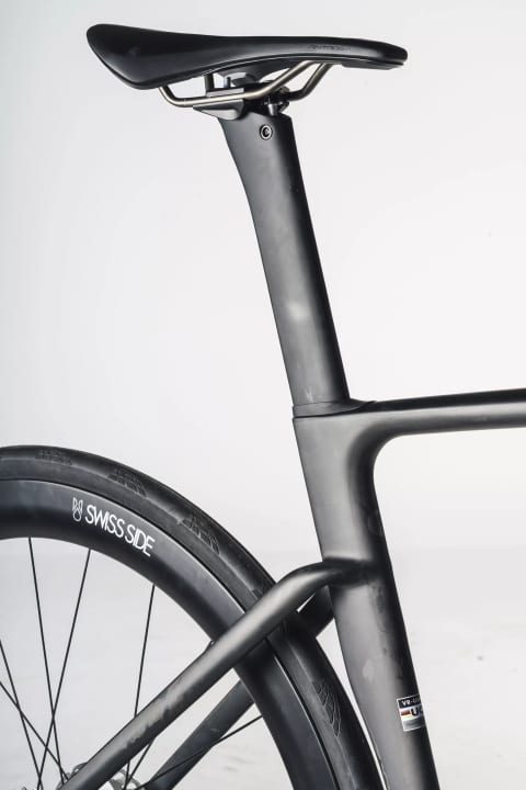 The seat tube and seat post in particular would also look good on a typical aero racer, while the front section has a more conservative design. The result in the wind tunnel test is impressive.