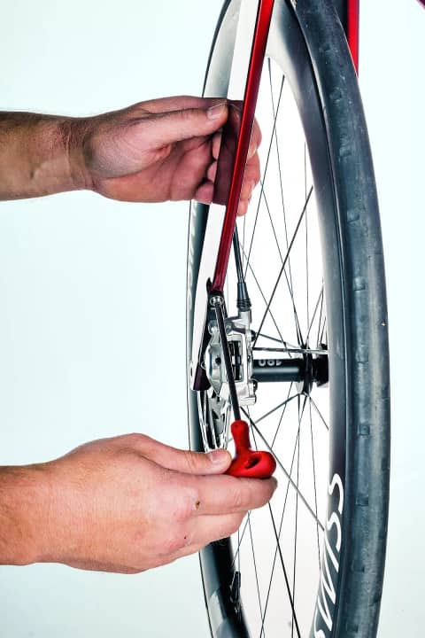 If the disc grinds in the brake, the brake calliper should first be realigned precisely.