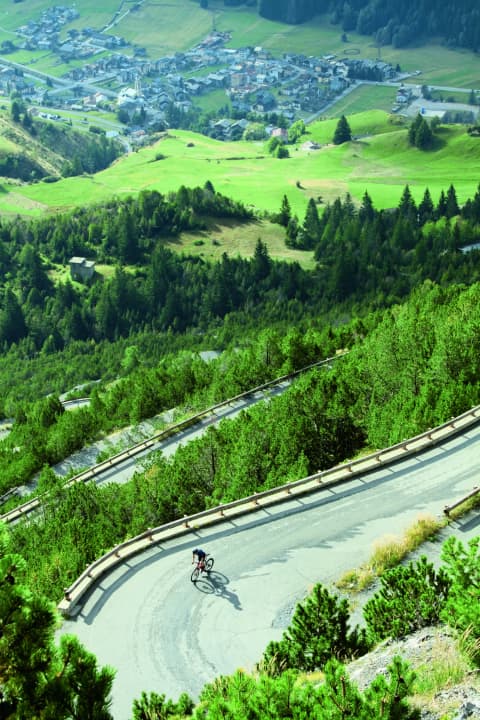 Stack of serpentines: The ascent to the Torri di Fraele is a feast for climbing fans and those with an eye for detail.