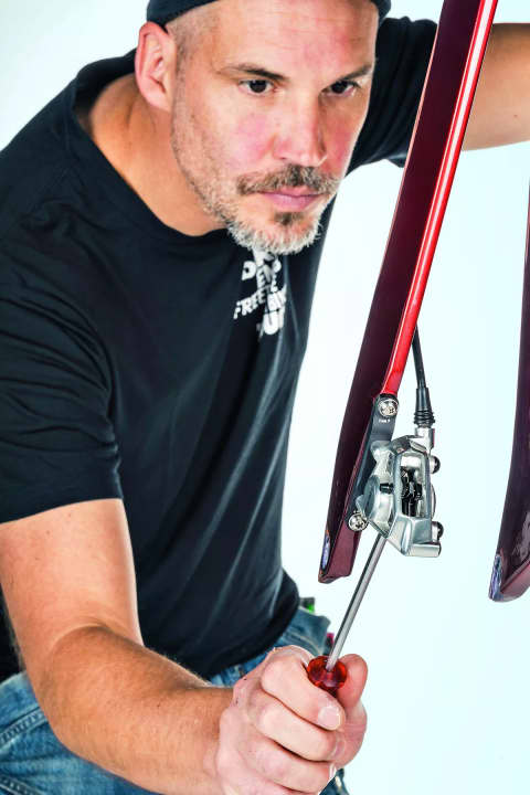 Brake pistons that have been pushed out cannot be pushed back in by hand. But there are ways to remedy this.