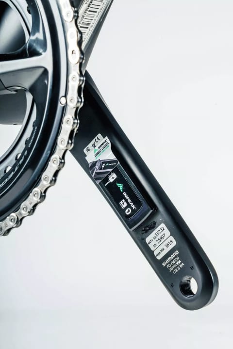 Praktisches Detail: Serienmäßig ist ein Powermeter, das sich mit einem Magnetkabel aufladen lässt.