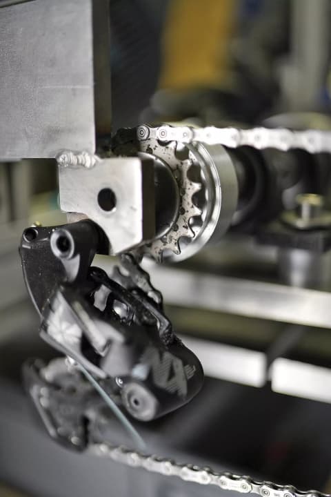Chain wax test: The waxed chains are put through their paces on the test bench under real-world conditions.
