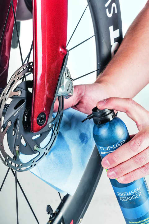 At the end of any installation work in the vicinity of the brake disc, it should be cleaned with a special cleaner to remove any dirt or oil that may impair its function.