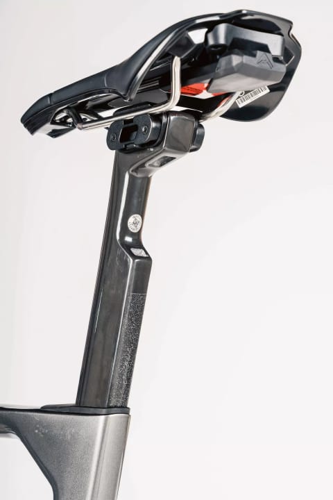 Special design: The recess in the seat post improves comfort. A matching rear light is optionally available.