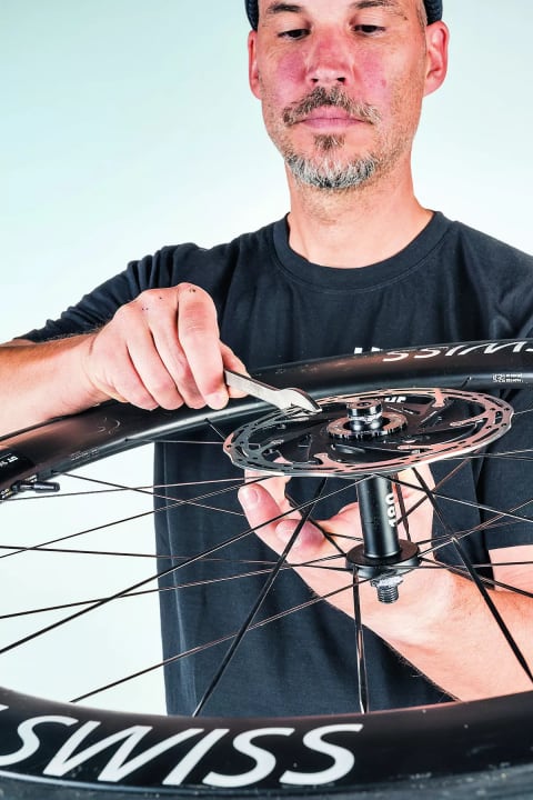 Hat die Bremsscheibe einen Seitenschlag bekommen, kann dies mit einem passenden Bremsscheiben-Richtwerkzeug durch sanftes Hebeln korrigiert werden.