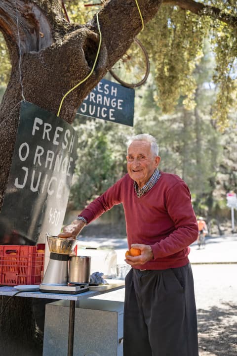 Article de presse : dans le kiosque situé au croisement des rues Ma-10 et Ma-2141, on ne trouve pas de plats raffinés, mais des calories. Les amateurs de produits sains peuvent se faire presser un jus d'orange frais.