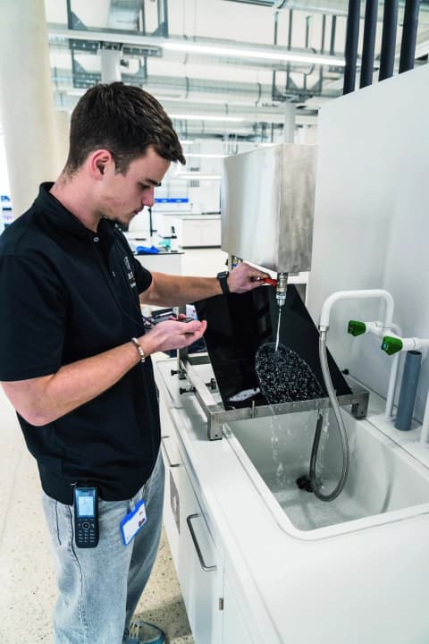 An der Breite des Wasserfilms und der Abfließgeschwindigkeit des auftreffenden Wassers lassen sich Hydrophobie und Langzeitwirkung ablesen.