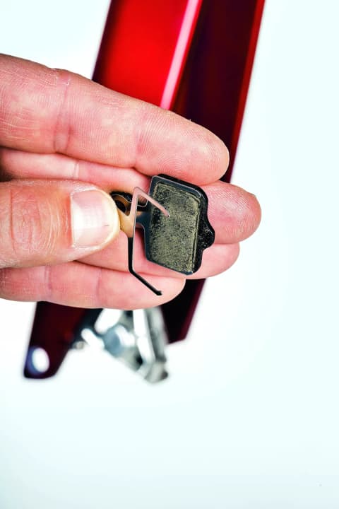 Seuls les ressorts d'écartement non endommagés peuvent être remontés.