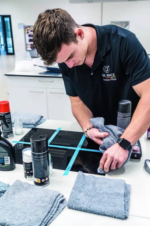 After applying a defined quantity to the test field, the agent is distributed with a microfibre cloth and polished without leaving streaks.