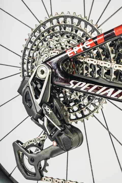 Sturzfest: Zwei massive Aluminiumbügel halten das Transmission-Schaltwerk an der Steckachse eines Mountainbikes mit UDH-Standard