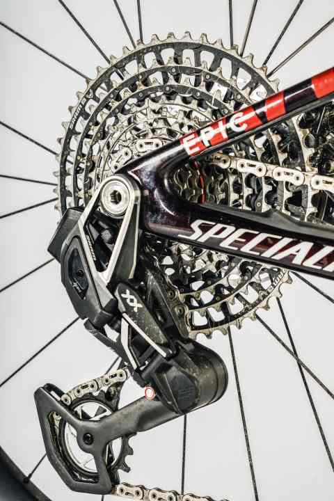 With the concept of the "Universal Derailleur Hanger" (UDH), component manufacturer SRAM has declared war on the proliferation of derailleur hangers. Instead of hanging on the frame, the derailleur is attached to the thru-axle, thereby standardising the interface