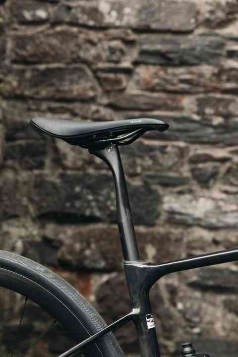 The D-Fuse seatpost is designed to be lightweight, but its special shape absorbs shocks and vibrations.