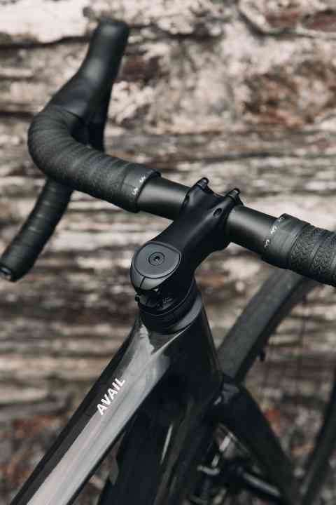 Les tubes en forme de D du guidon sont censés amortir les vibrations et accueillent également les câbles.