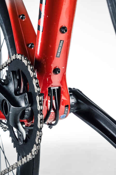 The wide axle of the crank is not the only connection to the MTB. The cables running around the outside of the bottom bracket are not so stylish and the opening quickly gets dirty.