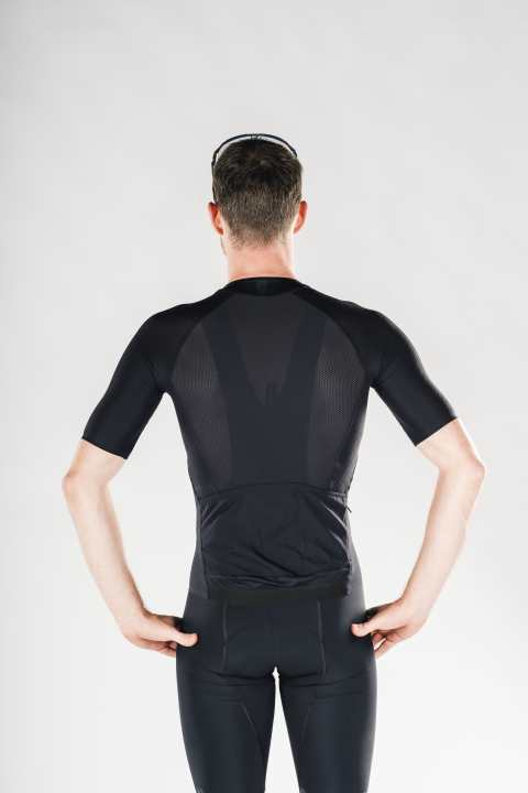 The SQLab jersey is transparent at the back and therefore offers little protection from the sun.