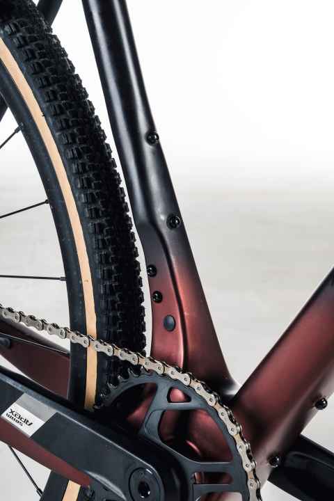 Double concave : la forme du cadre entoure la roue arrière et un dérailleur optionnel, ce qui laisse de la place pour une ligne de chaîne plus étroite et les pneus profilés.