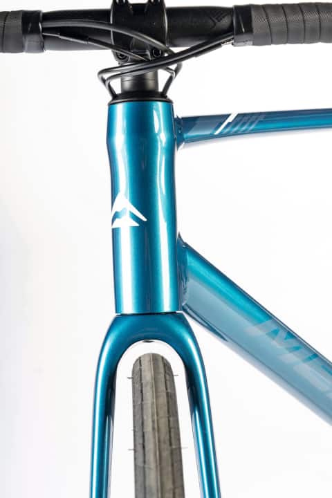 The cables are routed into the frame through two openings in the headset cap. The fork and frame can accommodate tyres up to 35 millimetres wide