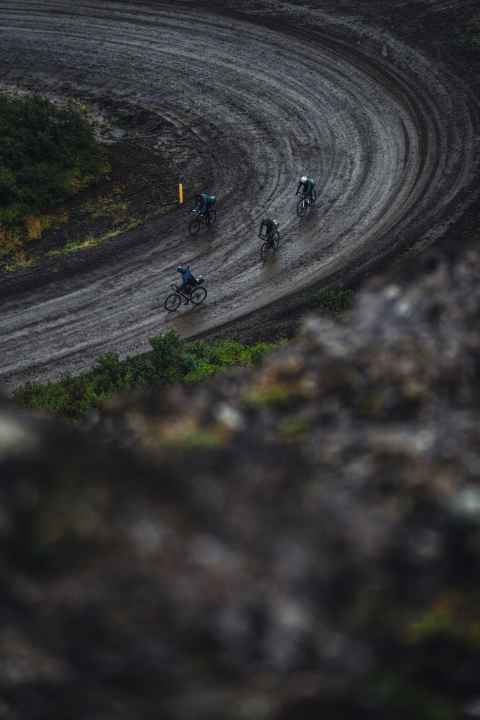 Dauerregen verwandelt Schotterpisten zu Schlammwegen, die zusätzlich an den Kräften zehren.