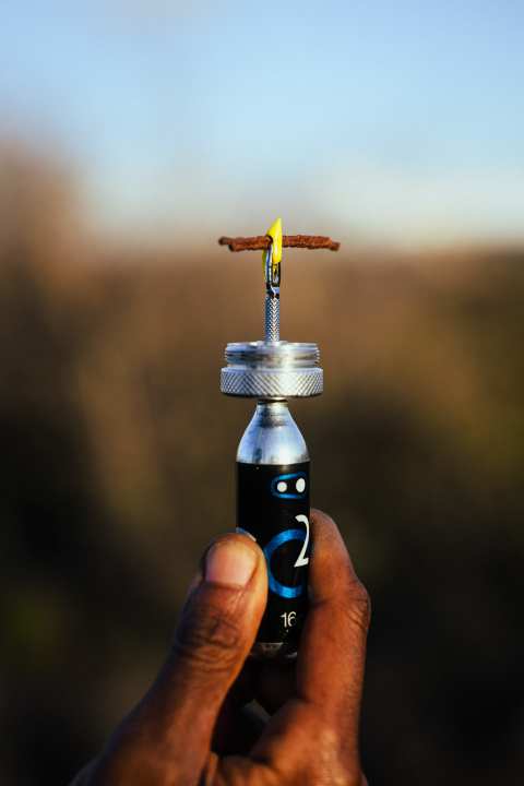 Le Plug Mate est inséré dans le trou du pneu en même temps que la rustine tubeless et doit empêcher l'arrachement de la rustine.