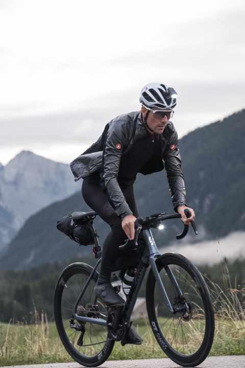 Avec des pneus larges et une position d'assise sportive, le Pulsium se concentre également sur les courses modernes de longue distance.
